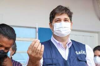 Secretário municipal de saúde, José Mauro Filho, segurando vacina contra a covid-19. (Foto: Henrique Kawaminami)