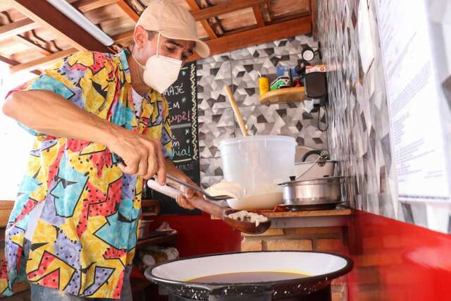 Brech&oacute; come&ccedil;ou com jaqueta do pai e agora tem at&eacute; sabor de acaraj&eacute;