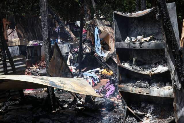 &quot;Fiquei s&oacute; com a roupa do corpo&quot;, diz moradora que perdeu barraco em inc&ecirc;ndio