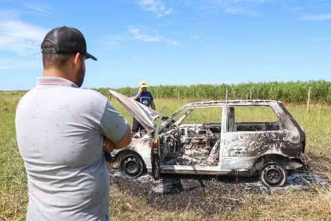 Carro queimado foi furtado do outro lado da cidade e teve som de R$ 3 mil levado