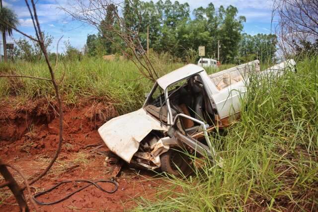 Motorista perde controle da dire&ccedil;&atilde;o e Saveiro capota em estrada vicinal