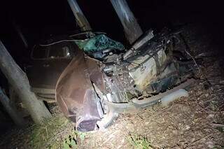 Caminhonete Chevrolet S10 ficou destruída após capotagem e colisão em árvore. (Foto: Divulgação/PMR)
