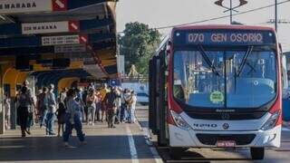 Terminal de transbordo com passageiros aguardando ônibus do transporte coletivo. (Foto: PMCG)