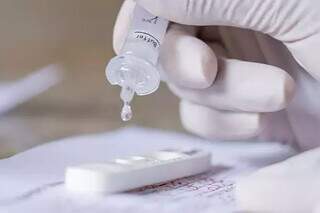 Pessoa realizando exame rápido do tipo autoteste para covid-19 .(Foto: Divulgação/Ministério da Saúde)