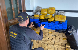 Policial contabilizando a quantidade droga apreendida durante uma ocorrência. (Foto: Divulgação/PM)
