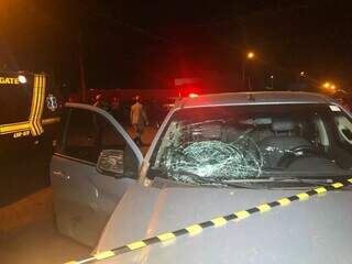 Vidro da parte frontal da caminhonete foi danificado na batida. (Foto: Rones Cezar/Alvorada Informa)
