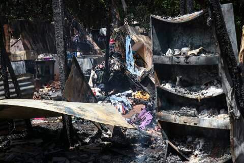 "Fiquei só com a roupa do corpo", diz moradora que perdeu barraco em incêndio