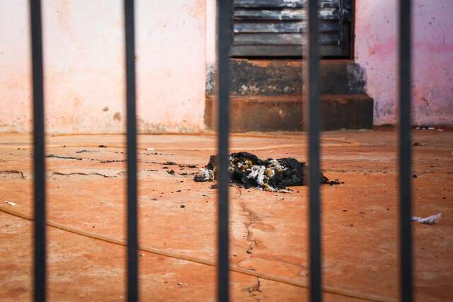 M&atilde;e &eacute; presa ap&oacute;s atear fogo em casa com beb&ecirc; dentro