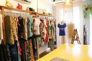 As roupas são selecionadas por Rubia, em fornecedores que foi conquistando. (Foto: Henrique Kawaminami)