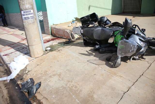 Motociclista atinge poste ap&oacute;s bater em carro e perder controle da dire&ccedil;&atilde;o