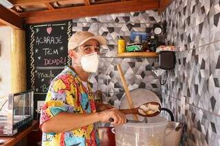 Bruno preparando o acarajé no sábado passado. (Foto: Henrique Kawaminami)