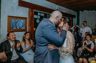 Brucy e Amanda casaram numa cerimônia intimista em um restaurante de Campo Grande. (Foto: Dick Arruda)