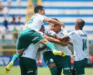 Equipe alviverde comemorando um dos gols marcados no jogo. (Foto: Fábio Menotti/Palmeiras)