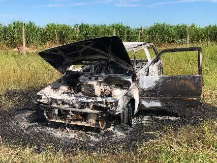 Carro é encontrado queimado nos fundos de fazenda no Portal Caiobá 