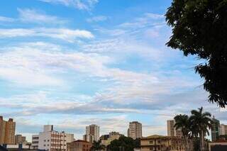 Céu azul com algumas nuvens no início da manhã desta segunda-feira, no Centro da Capital (Foto: Henrique Kawaminami)