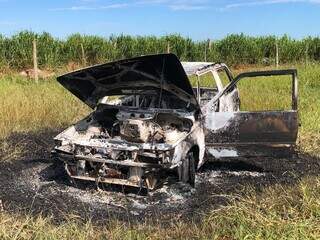 Veículo destruído pelas chamas foi encontrado nesta manhã. (Foto: Direto das Ruas)