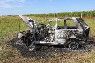 Veículo destruído pelas chamas foi encontrado nesta manhã. (Foto: Henrique Kawaminami)