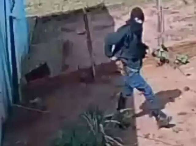 Pol&iacute;cia identifica dois suspeitos de matar pai e filho a tiros durante assalto