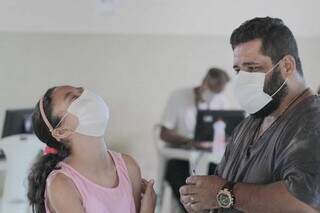 Ana Beatriz se emociona ao receber a vacina contra a covid-19, nesta manhã, na Capital. (Foto: Marcos Maluf)