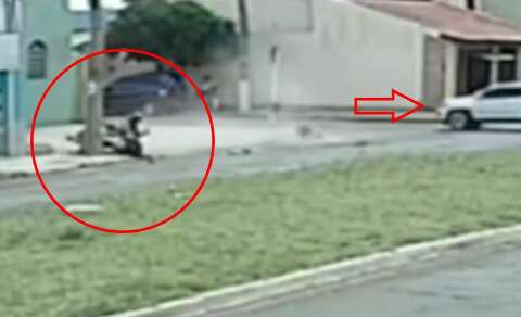 Câmera flagrou motociclista sendo atingido por Jeep e arremessado em poste 