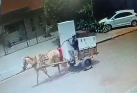 Dupla de ladrões usa carroça para fazer a “limpa” em igreja de Dourados