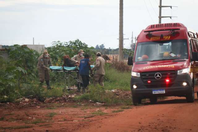 Moradores acordam com homem ensanguentado pedindo socorro 