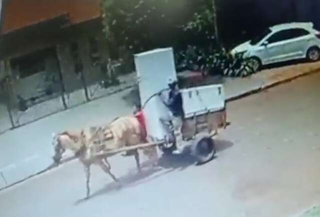 Dupla de ladr&otilde;es usa carro&ccedil;a para fazer a &ldquo;limpa&rdquo; em igreja de Dourados