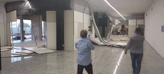 Ventania derruba divis&oacute;rias e parte do teto em &aacute;rea de reforma do aeroporto 