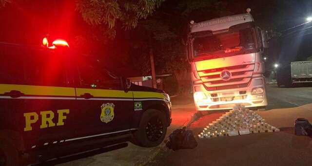 PRF apreende R$ 12 milh&otilde;es em droga e dupla diz que receberia R$ 99 mil