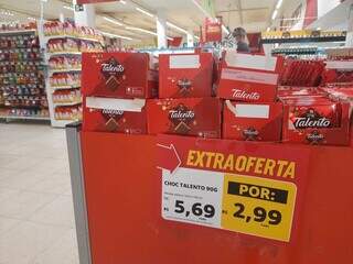Gôndola oferta chocolates com desconto na loja Extra da Rua Maracaju. (Foto: Caroline Maldonado)