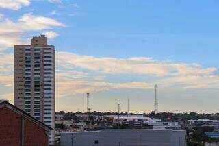 Céu azul com algumas nuvens na manhã desta terça-feira visto da Avenida Ceará, em Campo Grande. (Foto: Henrique Kawaminami)