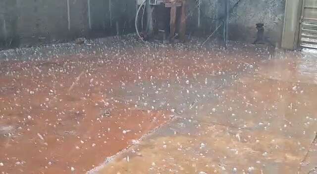 Na regi&atilde;o do Nova Campo Grande, chuva de granizo foi o susto da tarde