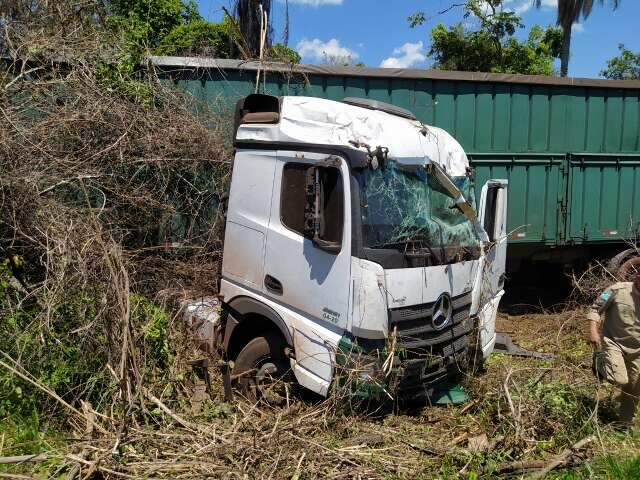 Carreta tomba &agrave;s margens da BR-419 ap&oacute;s motorista perder controle da dire&ccedil;&atilde;o