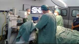Equipe durante procedimentos cirurgicos. (Foto: Divulgação | Santa Casa)