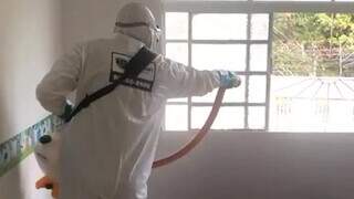 Profissional da NewSan sanitizando residência. (Foto: Divulgação) 