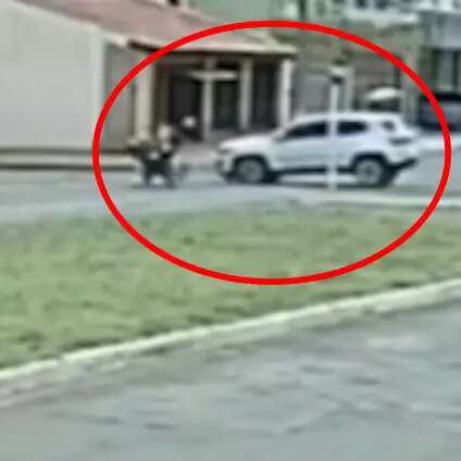 C&acirc;mera flagrou motociclista sendo atingido por Jeep e arremessado em poste 