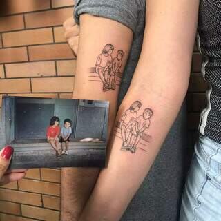 Fotografia preferida dos irmãos virou tatuagem no último sábado pela tatuadora Thab. (Foto: Thab Tattoo)