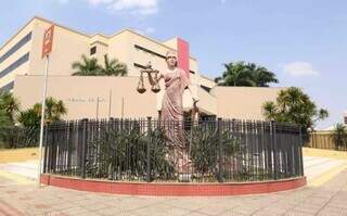 Monumento da deusa da Justiça em frente ao Fórum de Campo Grande. (Foto: Arquivo/Kísie Ainoã)