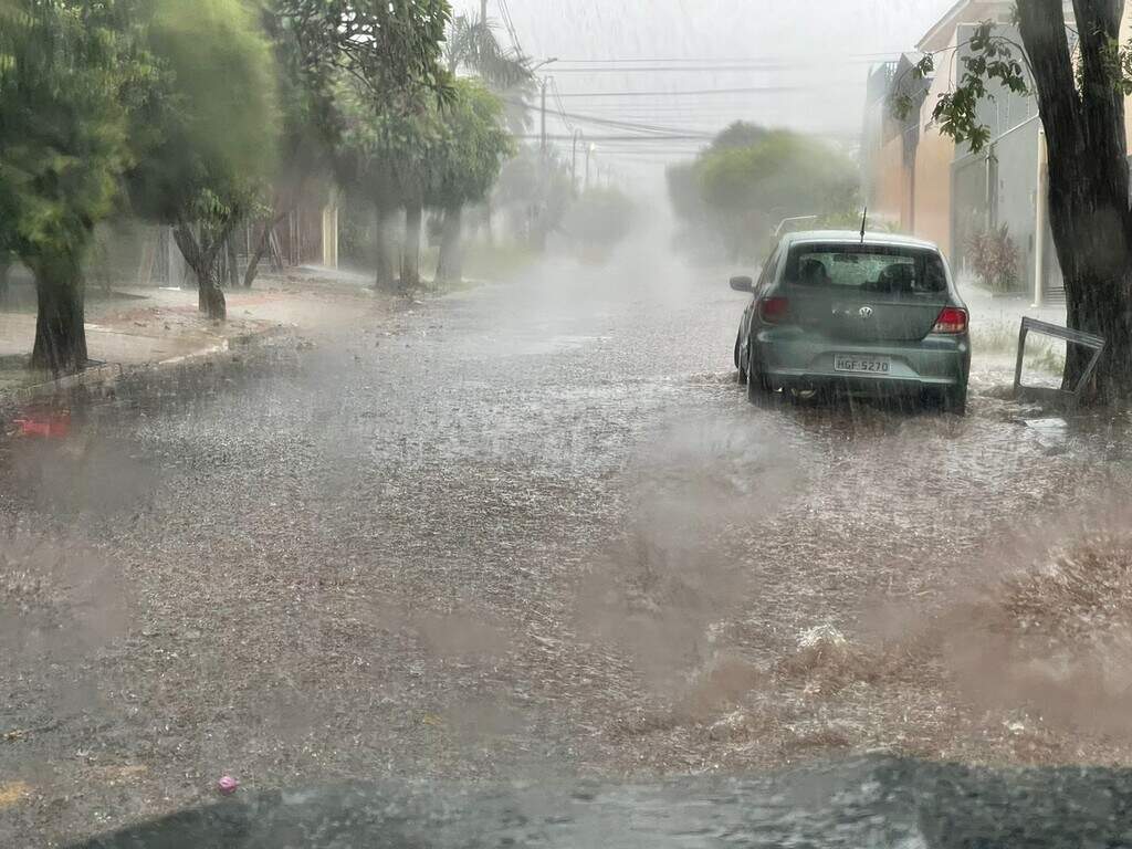 Chuva atinge Campo Grande e Inmet mantém alerta de tempestade e