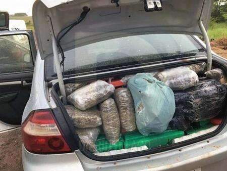 Carro &eacute; abandonado com 366,5 quilos de maconha e 143 quilos de skank em BR