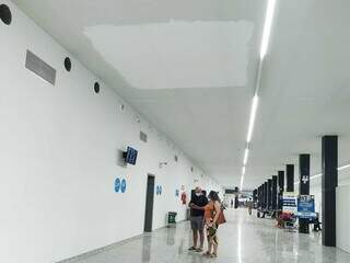 Área em que forro de gesso caiu e foi recolocado no Aeroporto Internacional de Campo Grande (Foto: Marcos Maluf)
