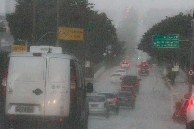 Chuva atinge Campo Grande e Inmet mantém alerta de tempestade e ventania para MS