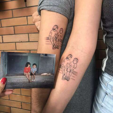 Irm&atilde;os tatuam foto de 1994 que &ldquo;marcou os crimes de inf&acirc;ncia&rdquo;