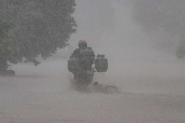  Cad&ecirc; a lagoa? Chuva de meia hora deixa ruas alagadas e transborda Itatiaia