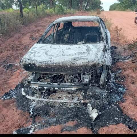Carro &eacute; encontrado destru&iacute;do por inc&ecirc;ndio &agrave;s margens da MS-345