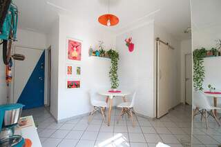 Ela pintou a porta, reformou banco de madeira, garimpou objetos e inseriu plantinhas. (Foto: Karenini Viana)