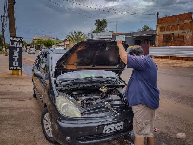 Enquanto ajudava a empurrar carro, lavador temia mais um alagamento em casa