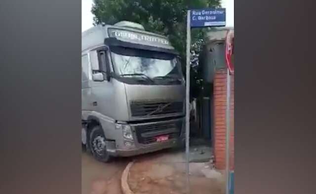 Sem freio acionado, carreta desce rua e destr&oacute;i port&atilde;o de resid&ecirc;ncia 