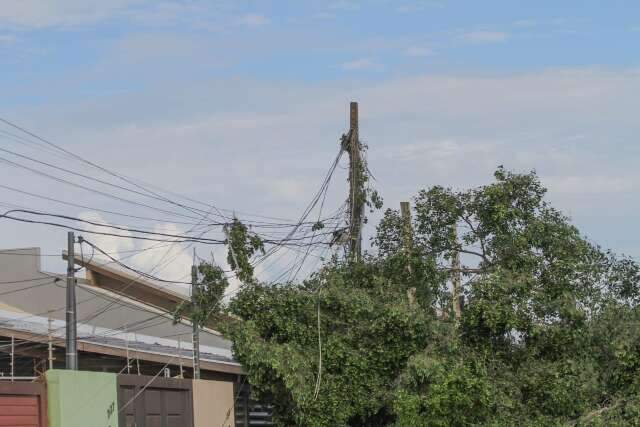 Chuva de granizo com 38 mil raios provocou falta de energia em 6 bairros 