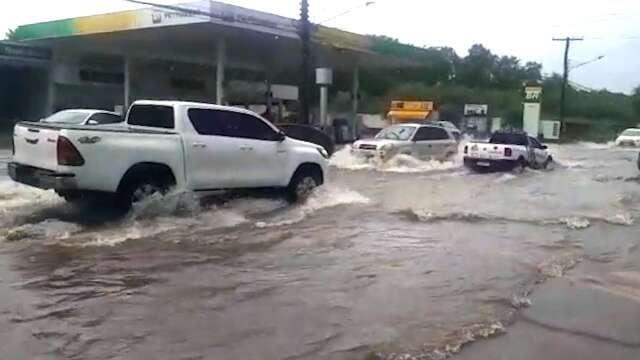 Chuva forte causa transtorno no Bairro Tiradentes: &ldquo;A rua virou um rio&rdquo;